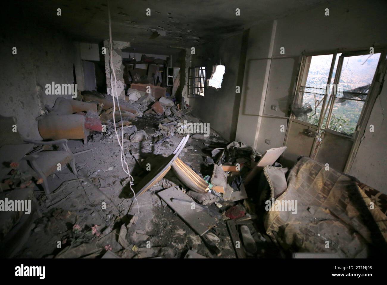 Beirut, Libanon . Oktober 2023. (231015) – BEIRUT, 15. Oktober 2023 (Xinhua) – Ein Haus wurde durch israelische Artillerieschüsse beschädigt, was zum Tod eines libanesischen Ehepaares führte, am Rande der Stadt Shebaa im Südosten des Libanon, 14. Oktober 2023. Ein Kämpfer mit der Hisbollah, einer libanesischen Militärgruppe, wurde bei den israelischen Angriffen auf die Shebaa-Farmen am Samstagnachmittag getötet, wie die schiitische Gruppe berichtete. Darüber hinaus wurden ein libanesischer Mann und seine Frau getötet, nachdem mehrere israelische Artilleriegeschosse ihr Haus am Rande der Stadt Shebaa im Südosten angegriffen hatten Stockfoto