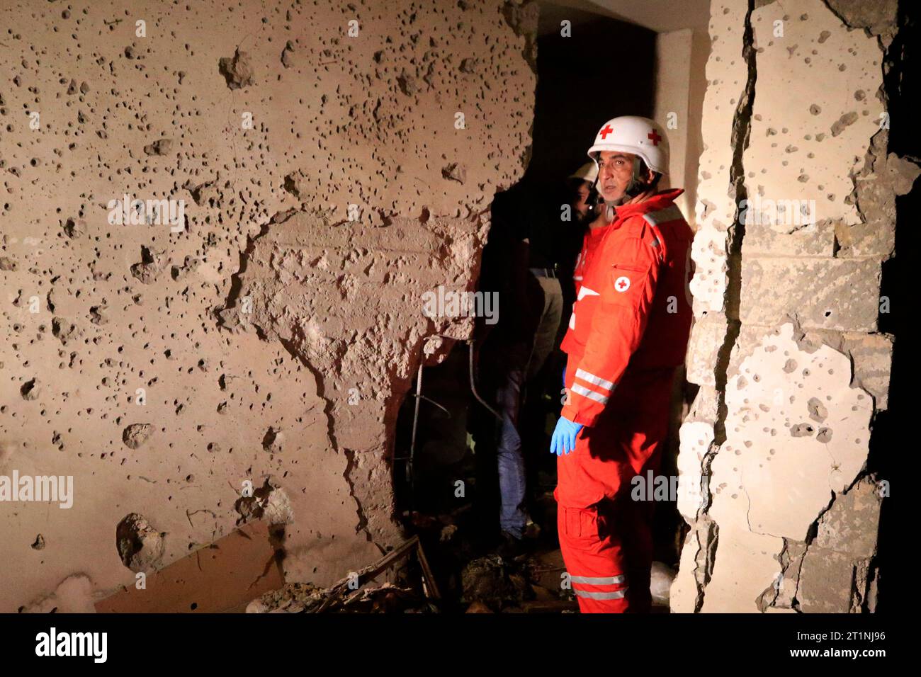 Beirut, Libanon . Oktober 2023. (231015) – BEIRUT, 15. Oktober 2023 (Xinhua) – Ein Haus wurde durch israelische Artillerieschüsse beschädigt, was zum Tod eines libanesischen Ehepaares führte, am Rande der Stadt Shebaa im Südosten des Libanon, 14. Oktober 2023. Ein Kämpfer mit der Hisbollah, einer libanesischen Militärgruppe, wurde bei den israelischen Angriffen auf die Shebaa-Farmen am Samstagnachmittag getötet, wie die schiitische Gruppe berichtete. Darüber hinaus wurden ein libanesischer Mann und seine Frau getötet, nachdem mehrere israelische Artilleriegeschosse ihr Haus am Rande der Stadt Shebaa im Südosten angegriffen hatten Stockfoto