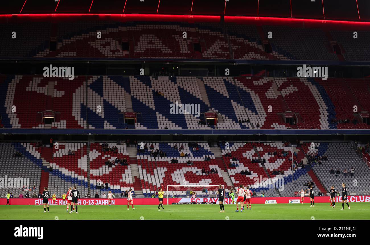 Spiel vor dem FC Bayern Logo FC Bayern München Frauen vs. Eintracht Frankfurt Fussball 1 . Bundesliga Saison 2023 / 2024 Frauen Fussball Google Pixel Frauen-Bundesliga 14.10.2023 in der MŸnchner Allianz Arena © diebilderwelt / Alamy Stock Stockfoto