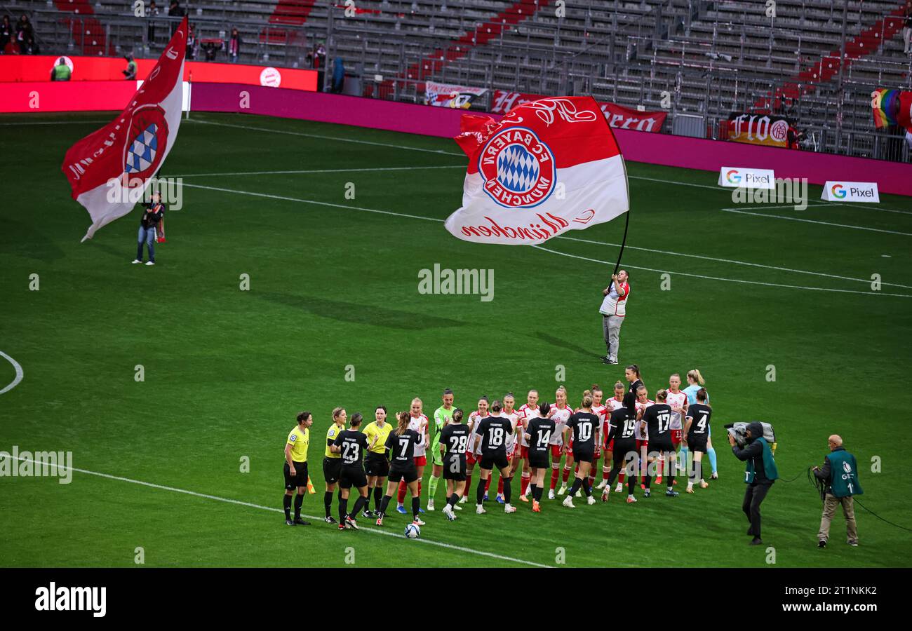 Mannschaften vor dem Spiel FC Bayern München Frauen vs. Eintracht Frankfurt Fussball 1 . Bundesliga Saison 2023 / 2024 Frauen Fussball Google Pixel Frauen-Bundesliga 14.10.2023 in der MŸnchner Allianz Arena © diebilderwelt / Alamy Stock Stockfoto