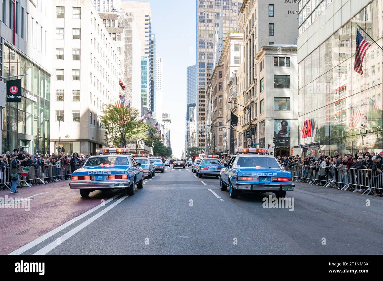 Oldtimer der Polizei, die am 9. Oktober 2023 bei der jährlichen Columbus Day-Parade 2023 auf der 5th Avenue in Manhattan, New York, gesehen wurden Stockfoto
