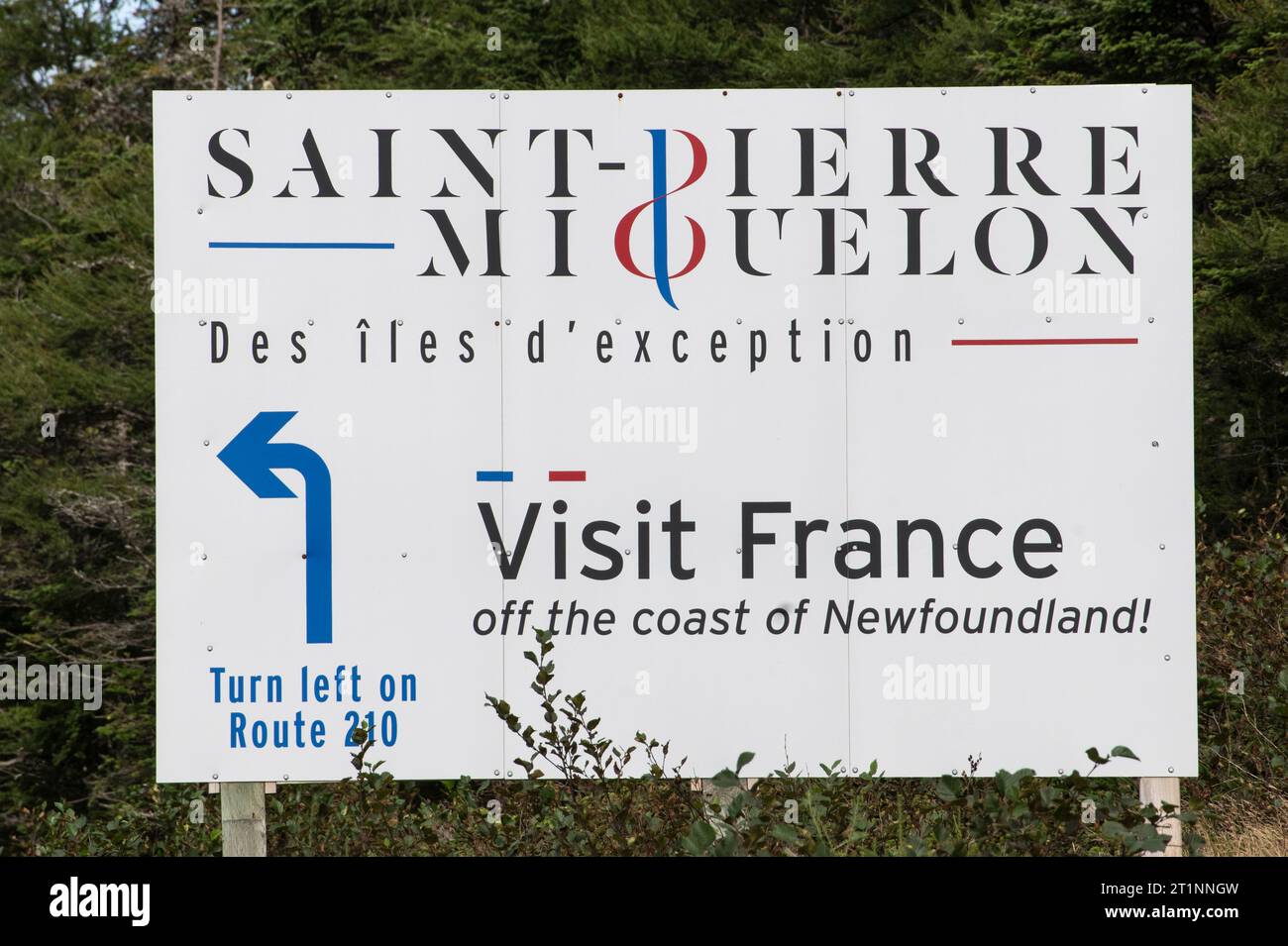 St. Pierre & Miquelon Visit France Schild an der Abzweigung in Goobies, Neufundland & Labrador, Kanada Stockfoto