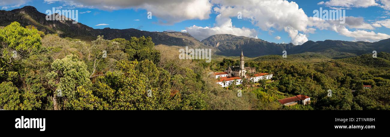 Panorama aus der Vogelperspektive von Sanctuary Caraca mit Schatten, Bergen, blauem Himmel im Hintergrund, Minas Gerais, Brasilien Stockfoto