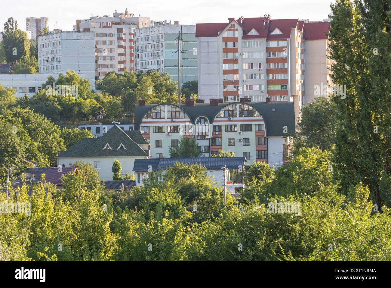 Chisinau, Moldawien - 11. Juli 2022 Eine Stadt mit vielen hohen Gebäuden und Bäumen. Stockfoto