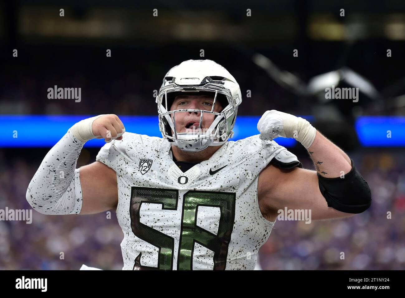 Seattle, WA, USA. Oktober 2023. Der Offensive Lineman Jackson Powers-Johnson (58) feiert im Husky Stadium in Seattle, WA, einen Go Ahead Touchdown während des NCAA-Fußballspiels zwischen den Oregon Ducks und den Washington Huskies. Washington besiegte Oregon 36–33. Steve Faber/CSM (Foto: © Steve Faber/Cal Sport Media). Quelle: csm/Alamy Live News Stockfoto