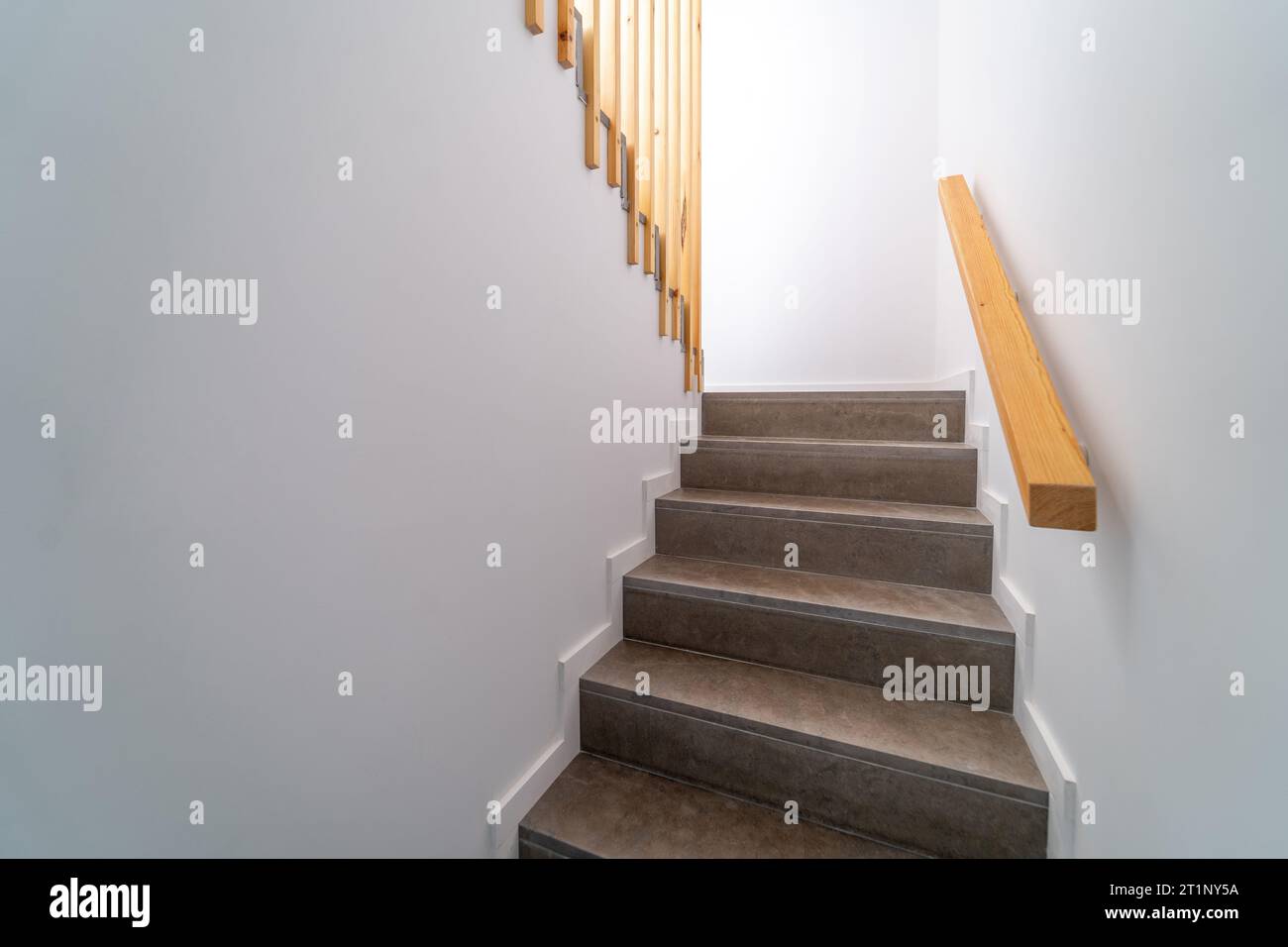 Moden Innentreppe aus Stein. Treppenaufgang geht runter. Pfad einer Treppe oder Treppe innerhalb eines Hauses. Innenraumdesign-Konzept. Stockfoto