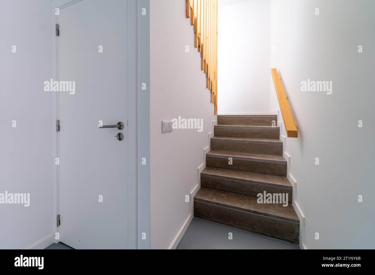 Moderne Innentreppe mit Staufach darunter. Treppenaufgang geht runter. Pfad einer Treppe oder Treppe innerhalb eines Hauses. Innenraumgestaltung im Innenbereich Stockfoto