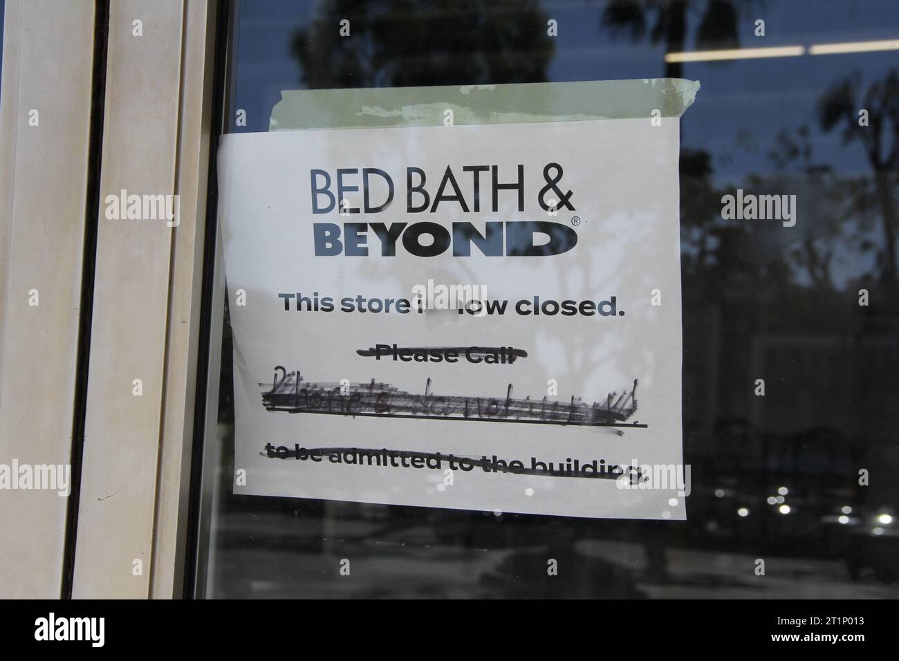 Bed Bath & Beyond Store nach Konkurs geschlossen Sign On Door dieser Store ist geschlossen in Pasadena, CA Store Stockfoto