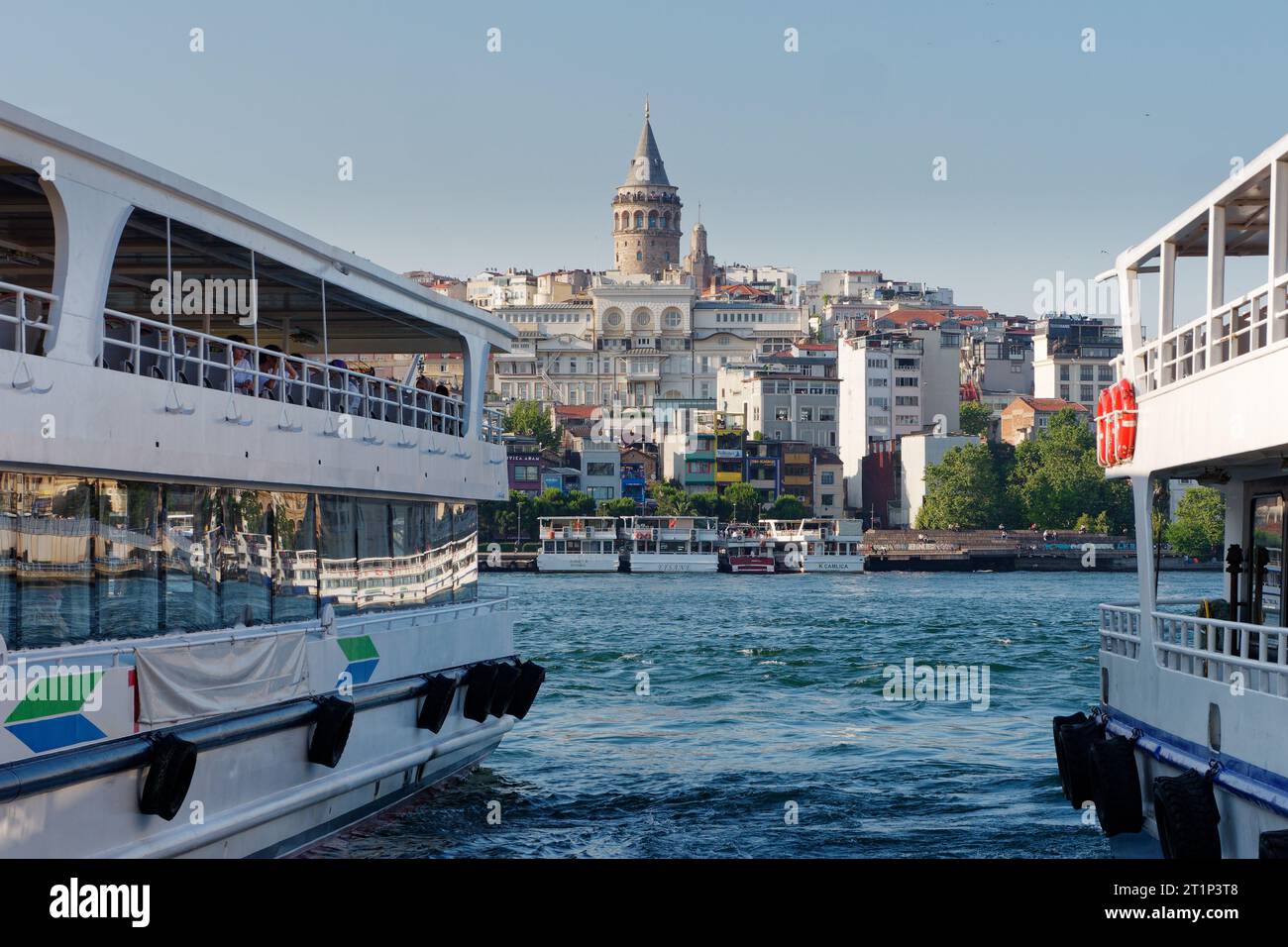 Passagierfähren auf dem Goldenen Horn mit dem Galatenturm dahinter, Istanbul, Türkei Stockfoto