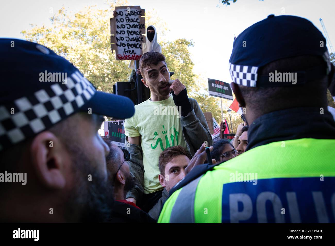 London, Großbritannien. Oktober 2023. Ein Demonstrant spricht während der Demonstration mit Polizisten. Die Menschen treten in Solidarität aus, um für Palästina zu marschieren. Seit der Wiederaufnahme des Konflikts zwischen Israel und Hamas vor einer Woche gab es weltweit Proteste, die bereits seit Beginn des Konflikts Tausende von Toten gefordert haben. (Foto: Andy Barton/SOPA Images/SIPA USA) Credit: SIPA USA/Alamy Live News Stockfoto