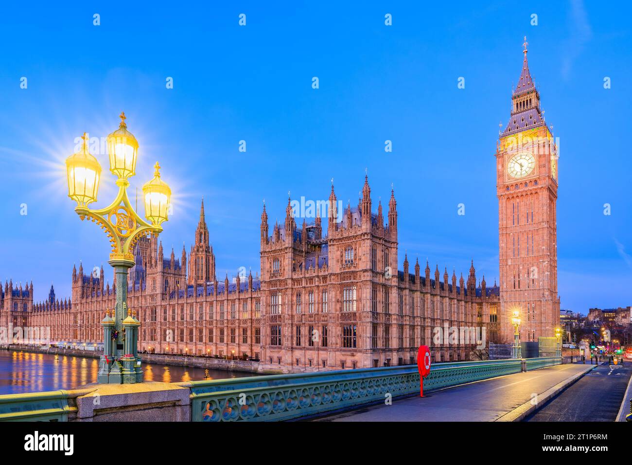 London, England, Großbritannien. Der Palast von Westminster, Big Ben und Westminster Bridge vor Sonnenaufgang. Stockfoto