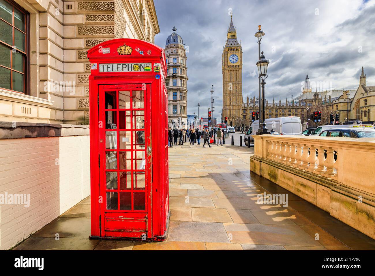London, England, Großbritannien - 14. März 2023: Die rote Telefonzelle und der Big Ben Clock Tower im Hintergrund. Stockfoto
