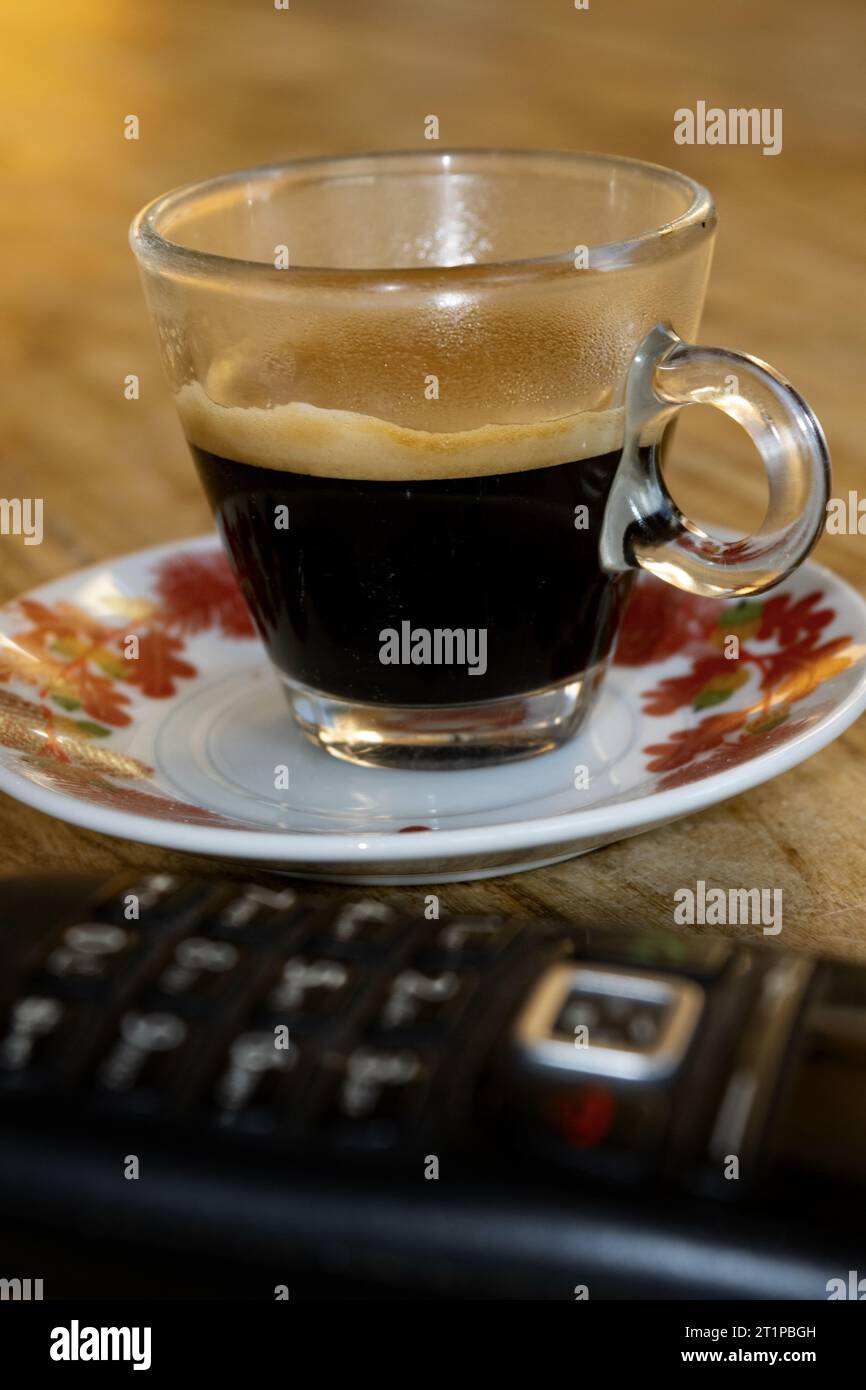 Espresso-Tasse und Tastatur eines schnurlosen Geräts Stockfoto