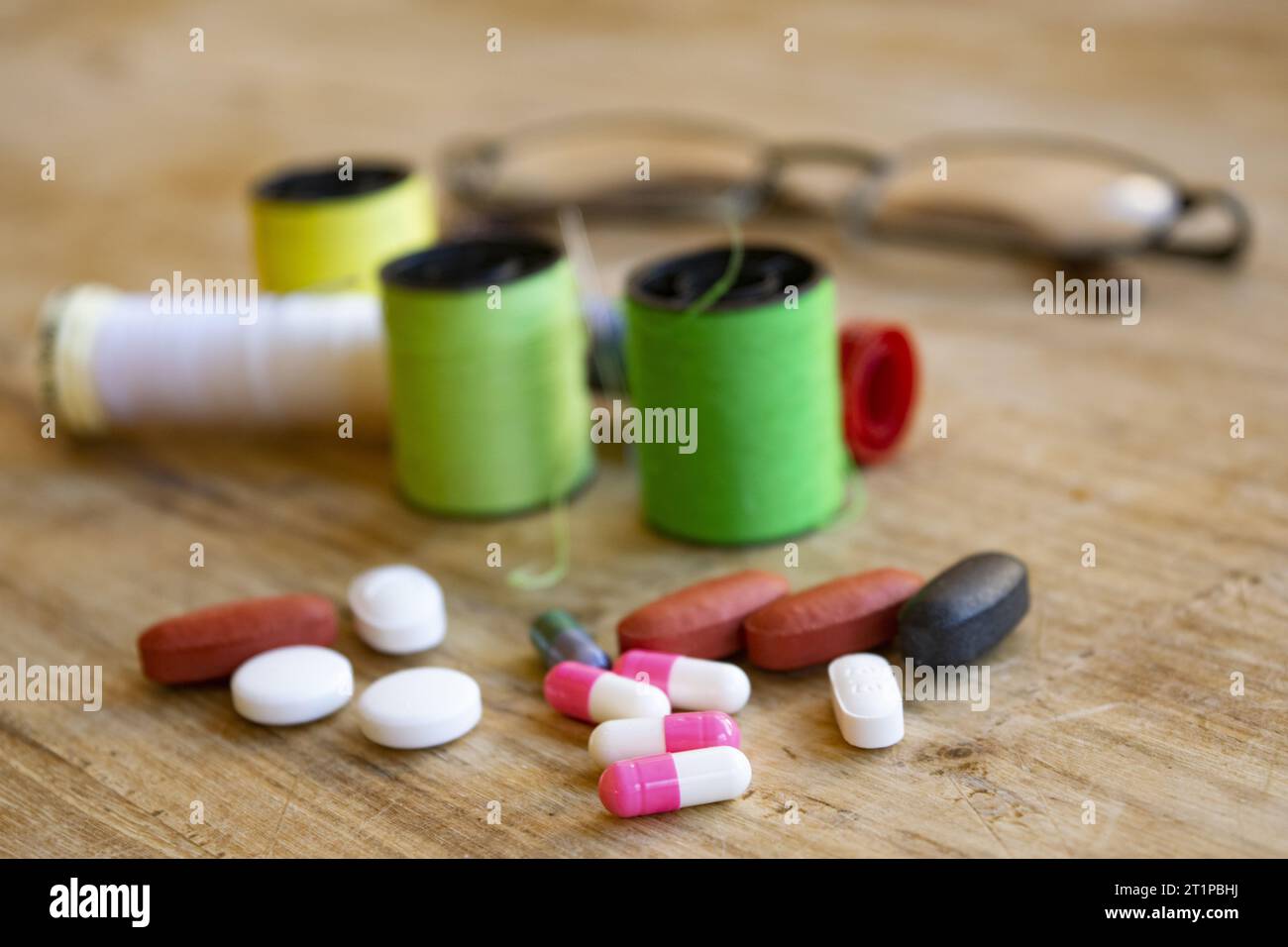 Medikamente und Alter mit Pillen Nadelfaden und Gläsern Stockfoto