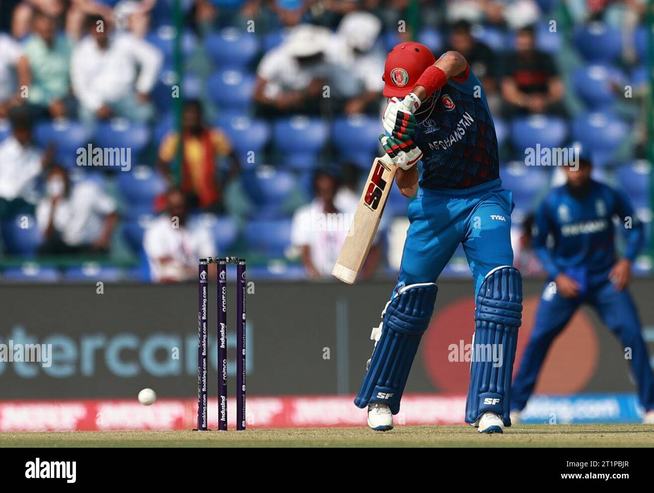 Neu-Delhi, Delhi, Indien. Oktober 2023. Rahmanullah Gurbaz aus Afganistan während des Spiels Nr. 13 der ICC Cricket One Day International World Cup zwischen England und Afghanistan am 15. Oktober 2023 im Arun Jaitley Stadium, Neu-Delhi, Indien (Foto: © Avijit das/ZUMA Press Wire) NUR ZUR REDAKTIONELLEN VERWENDUNG! Nicht für kommerzielle ZWECKE! Credit: ZUMA Press, Inc./Alamy Live News Credit: ZUMA Press, Inc./Alamy Live News Stockfoto