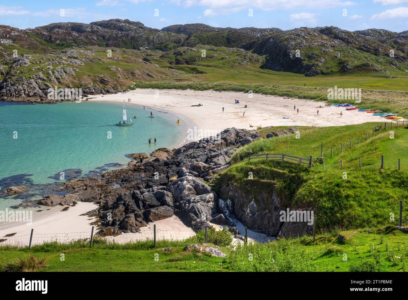 Achmelvich Beach ist ein schöner weißer Sandstrand in der Achmelvich Bay in Sutherland, Schottland. Stockfoto