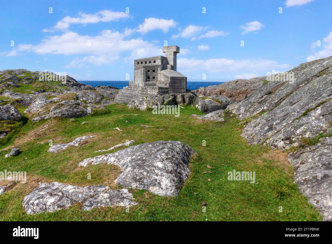 Eremit’s Castle ist eine Miniaturburg in Achmelvich in der Nähe von Lochinver, Schottland. Stockfoto