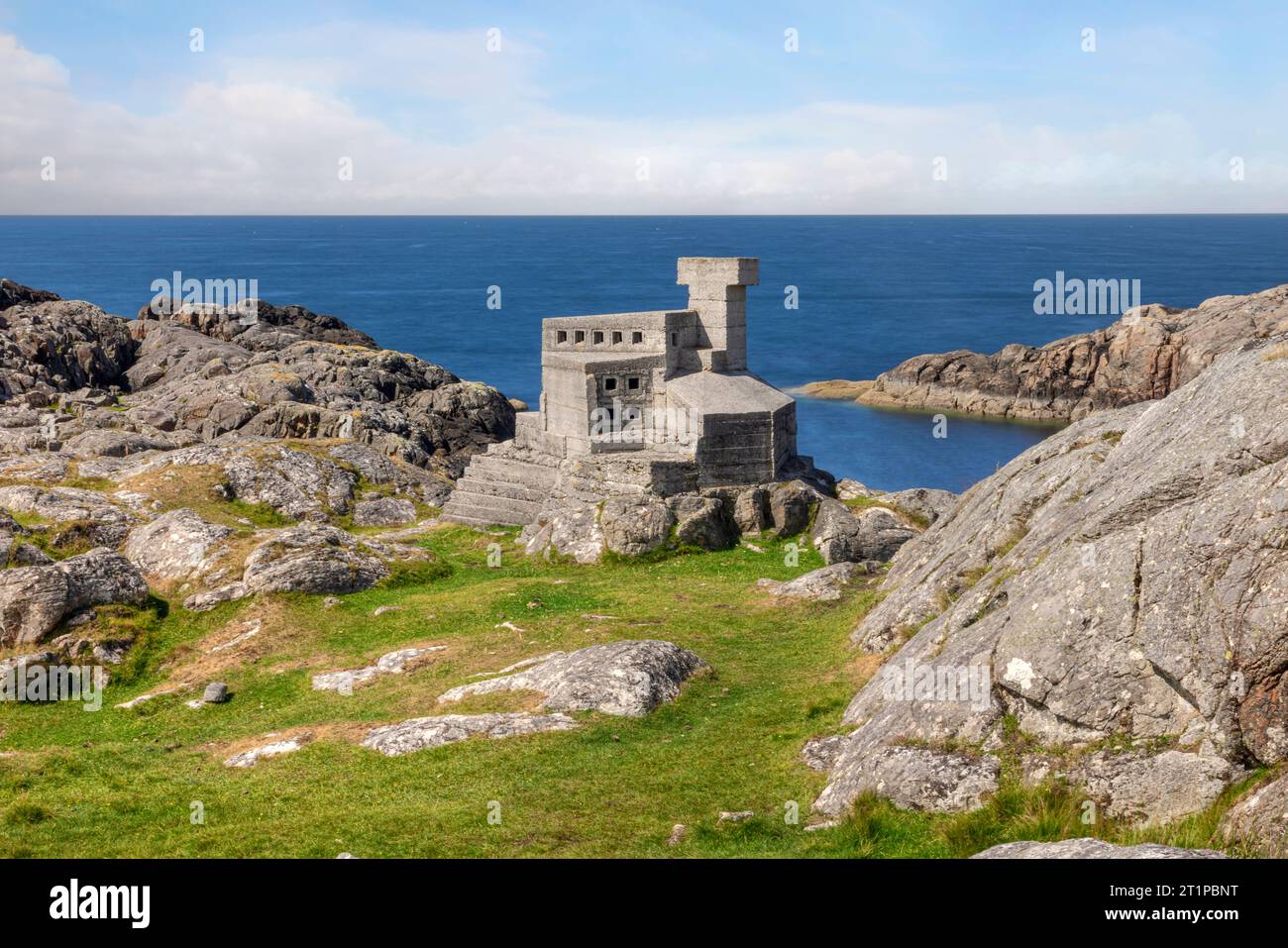 Eremit’s Castle ist eine Miniaturburg in Achmelvich in der Nähe von Lochinver, Schottland. Stockfoto