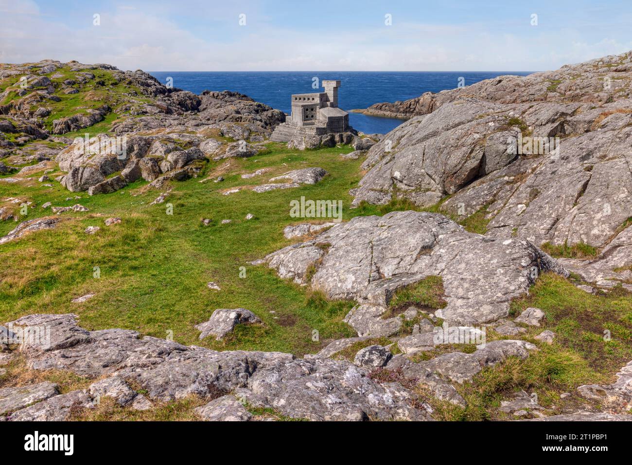 Eremit’s Castle ist eine Miniaturburg in Achmelvich in der Nähe von Lochinver, Schottland. Stockfoto