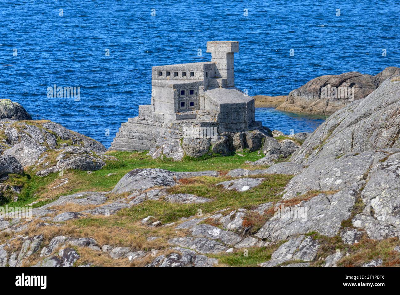 Eremit’s Castle ist eine Miniaturburg in Achmelvich in der Nähe von Lochinver, Schottland. Stockfoto