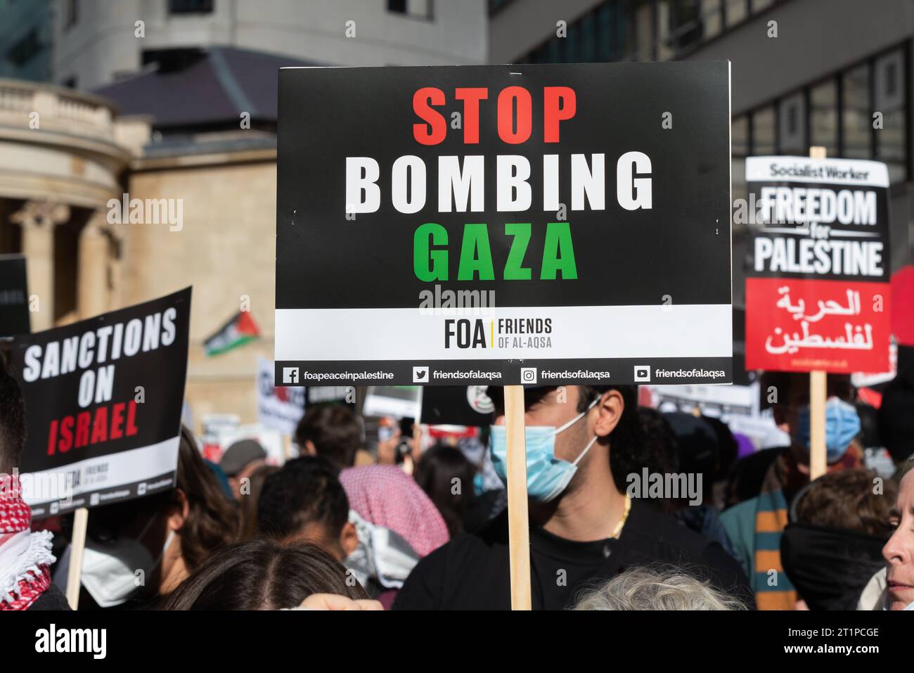 Protest für Palästina nach Eskalation der Militäraktion im Gazastreifen-Konflikt zwischen Israel und Hamas. Hör auf, Gazastreifen-Plakette zu bombardieren. FOA Stockfoto