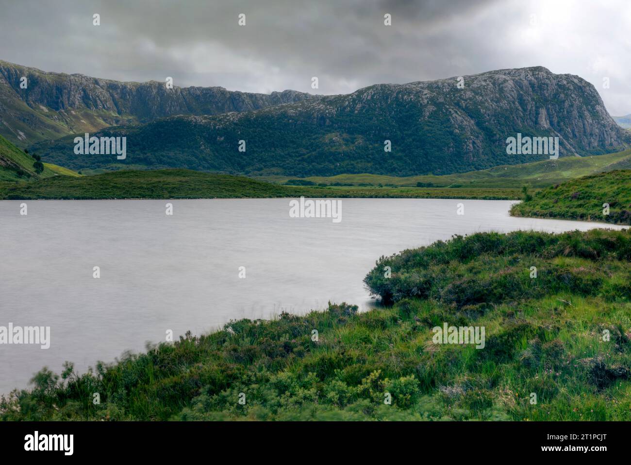 Lochs und munros entlang der NC 500 in der Nähe von Polla, Sutherland, Schottland. Stockfoto