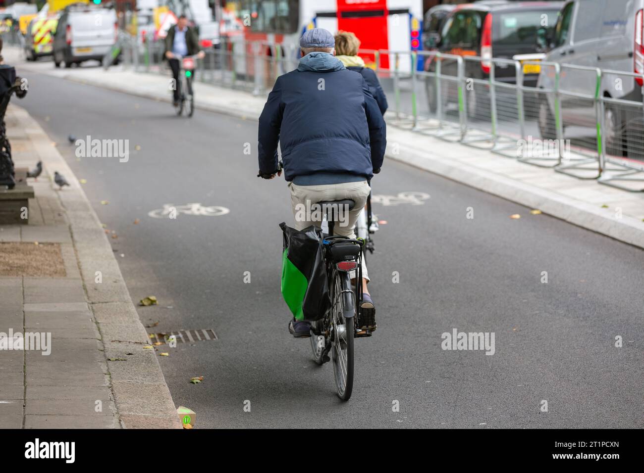 Radfahrer auf einem strukturell getrennten Radweg in London Stockfoto