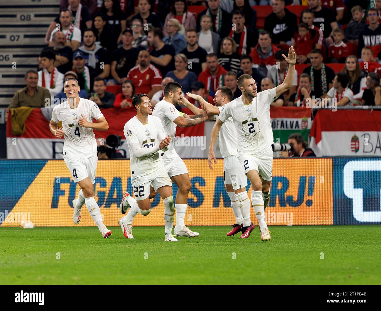 Budapest, Ungarn. Oktober 2023. Strahinja Pavlovic von Serbien (r) feiert nach einem Tor mit Aleksandar Mitrovic von Serbien (r2), Sasa Lukic von Serbien (l2) und Nikola Milenkovic von Serbien (l) während des Qualifikationsspiels zur UEFA EURO 2024 zwischen Ungarn und Serbien am 14. Oktober 2023 in Budapest, Ungarn. Quelle: Laszlo Szirtesi/Alamy Live News Stockfoto