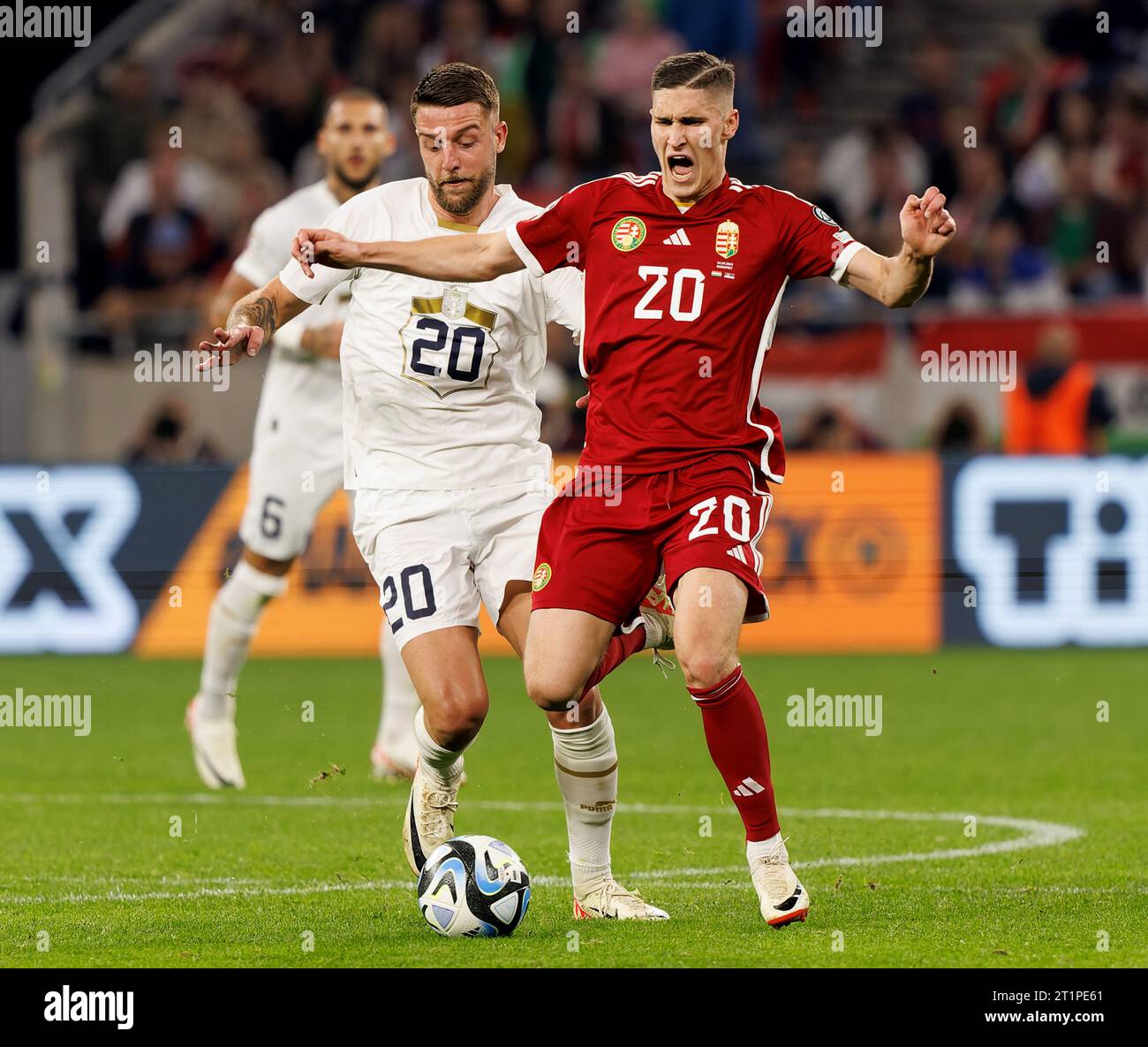 Budapest, Ungarn. Oktober 2023. Sergej Milinkovic-Savic (Serbien) stellt Roland Sallai (Ungarn) während des Qualifikationsspiels zur UEFA EURO 2024 in der Puskas Arena am 14. Oktober 2023 in Budapest (Ungarn) heraus. Quelle: Laszlo Szirtesi/Alamy Live News Stockfoto