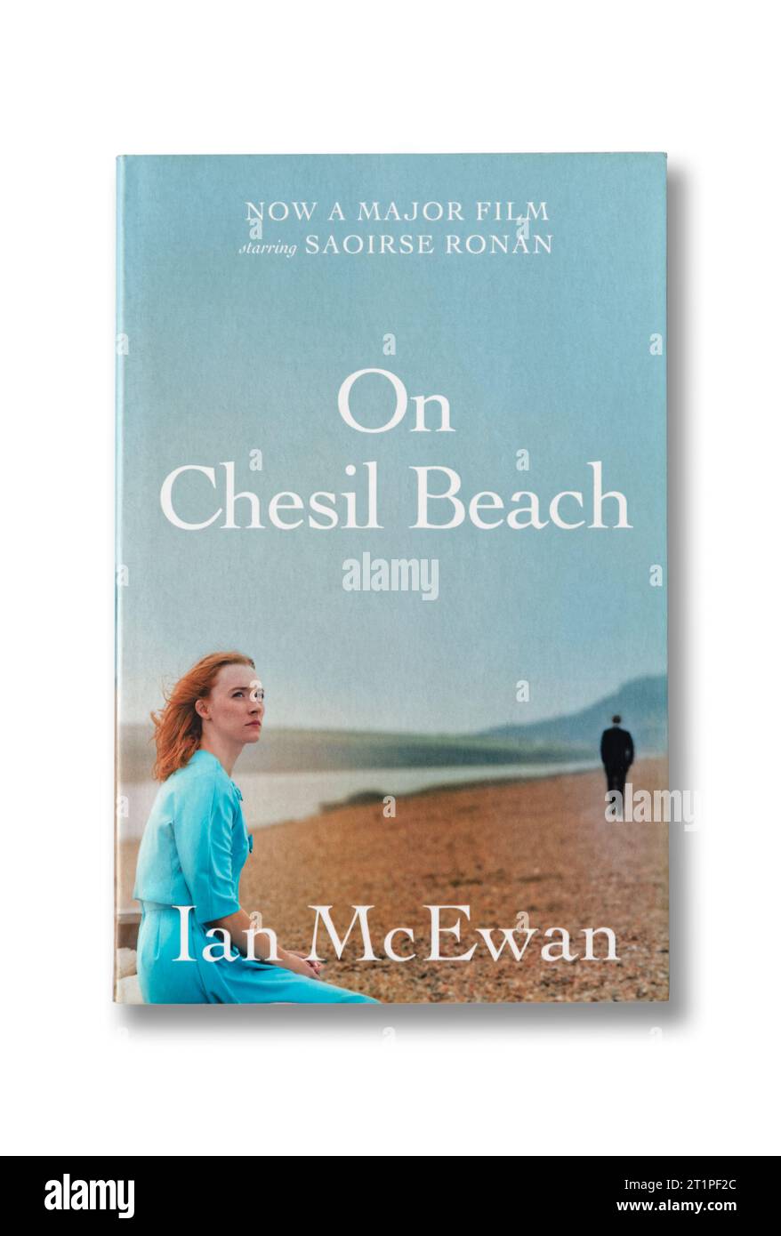 Roman „on Chesil Beach“ von Ian McEwan im Taschenbuch; isoliertes Bild mit Schatten auf reinweißem Hintergrund. Stockfoto