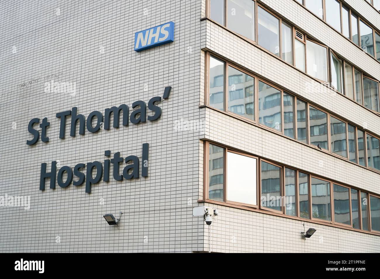 London, Großbritannien: 16. September 2023: Das St Thomas' Hospital ist ein großes NHS-Lehrkrankenhaus im Zentrum von London. Seit den 1100er Jahren bietet es Gesundheitsdienstleistungen frei Stockfoto