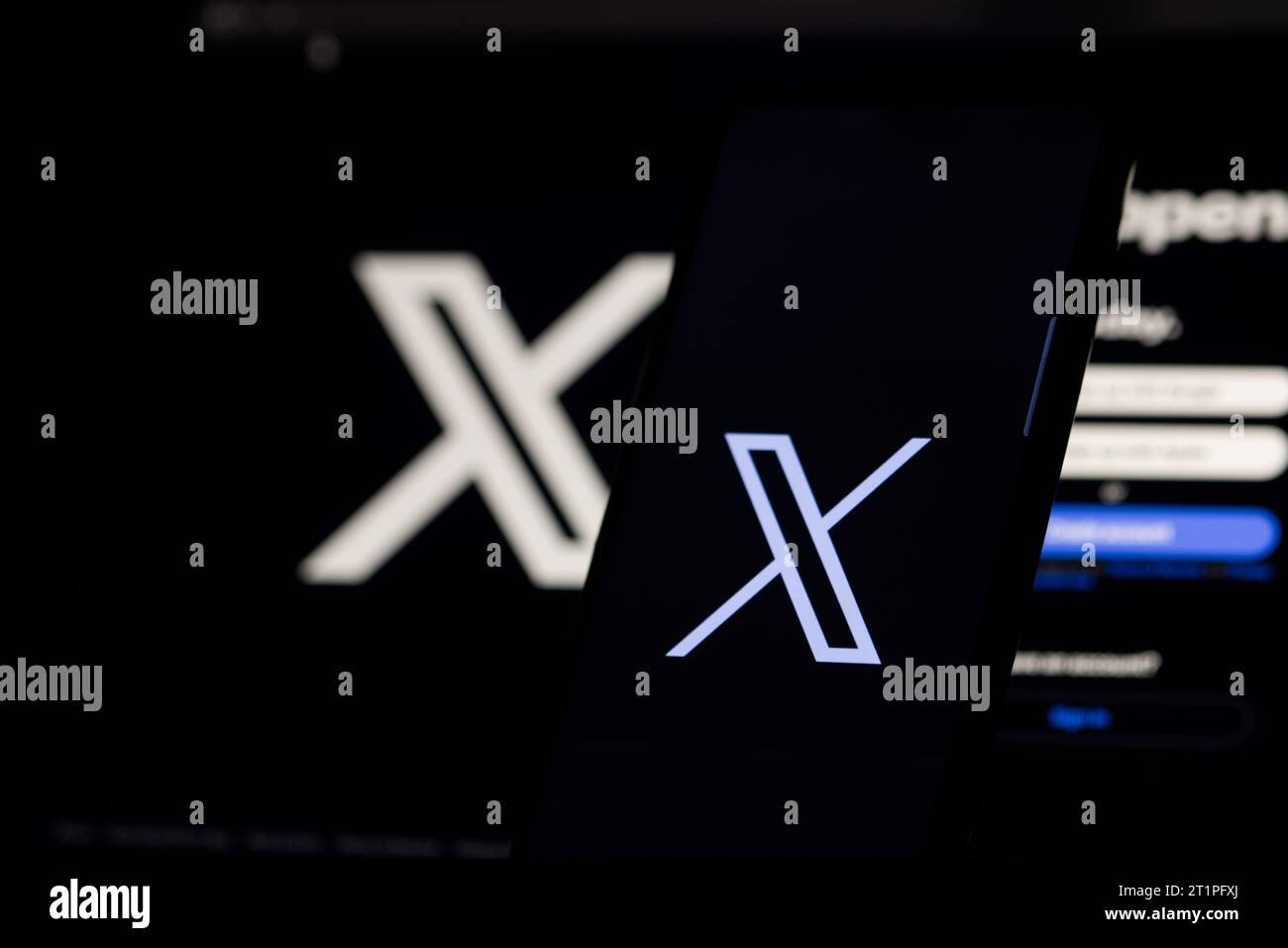 Das Logo in Form des Buchstaben X, das auf dem Smartphone angezeigt wird. Und den Buchstaben X und die Website, umbenannter Hochtöner, auf dem Computerbildschirm Stockfoto