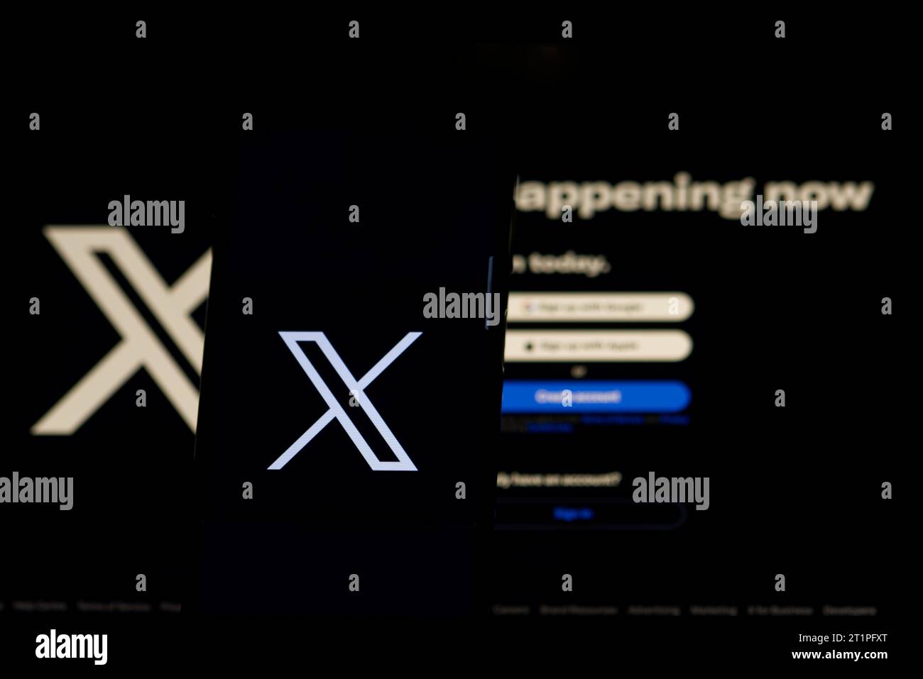 Das Logo in Form des Buchstaben X, das auf dem Smartphone angezeigt wird. Und den Buchstaben X und die Website, umbenannter Hochtöner, auf dem Computerbildschirm Stockfoto