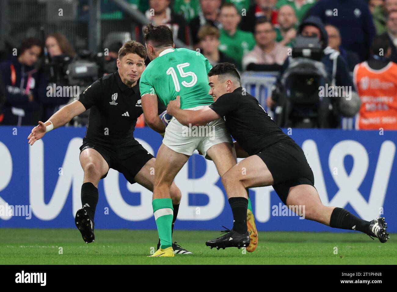 Paris, Frankreich. Oktober 2023. HUGO KEENAN von Team Ireland (15) wird im Viertelfinale zwischen Irland und Neuseeland der Rugby-Weltmeisterschaft 2023 in Frankreich von WILL JORDAN (14) und BEAU BARRETT (15) vom Team Neuseeland besiegt ( Credit: Mickael Chavet/Alamy Live News) Stockfoto