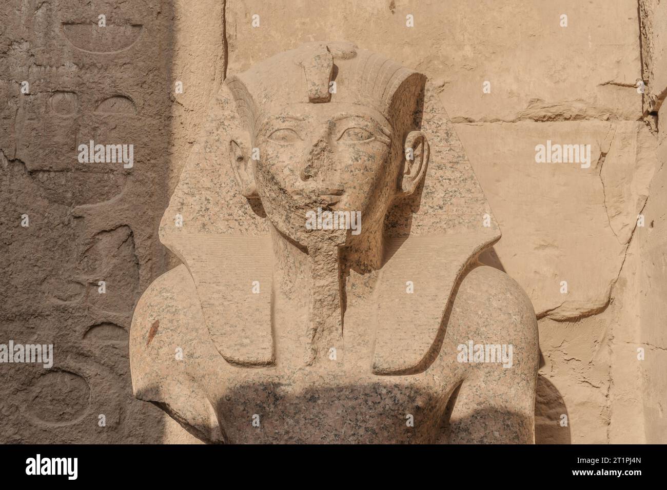 Detailansicht des Karnak-Tempels am Ufer des Nils in Karnak Stockfoto