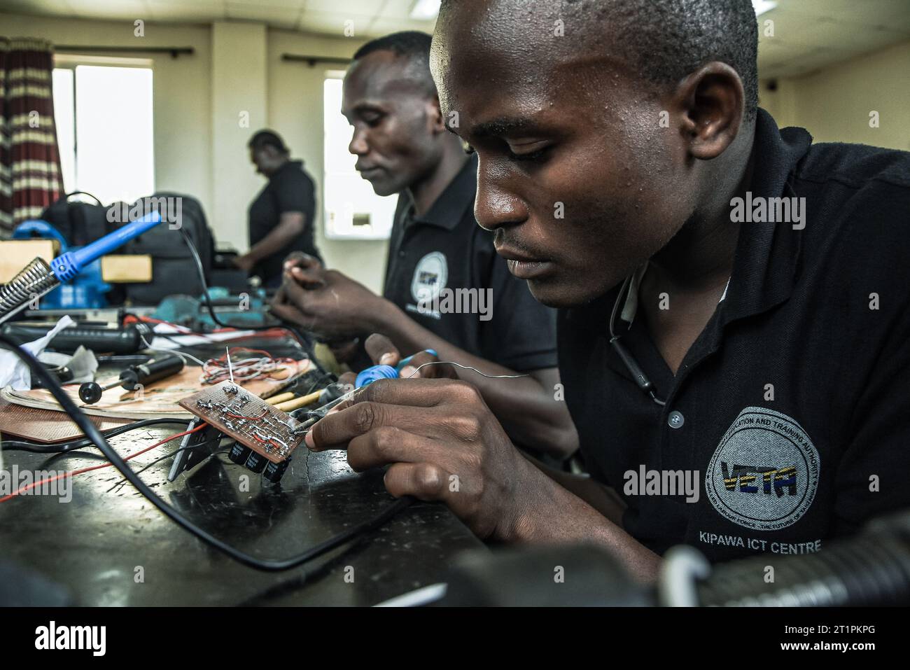 Junge Techniker im Berufsbildungszentrum, die am 1. Oktober 2021 einen Fernseher in dar es Salaam, Tansania, reparieren Stockfoto