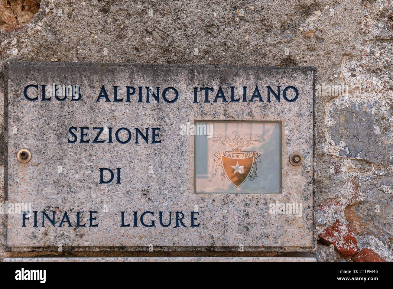 Steinzeichen des Italienischen Alpenvereins (CAI) von Finale Ligure, gegründet 1985, an einer Mauer im mittelalterlichen Dorf Finalborgo, Savona, Ligurien, Italien Stockfoto