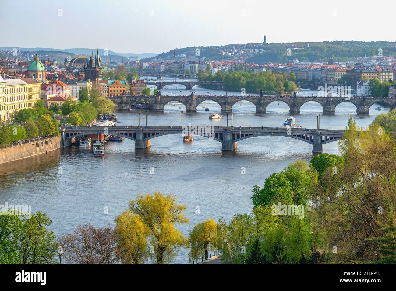 PRAG, TSCHECHISCHE REPUBLIK - 21. APRIL 2018: Moldau an einem Frühlingsmorgen. Prag, Tschechische Republik Stockfoto