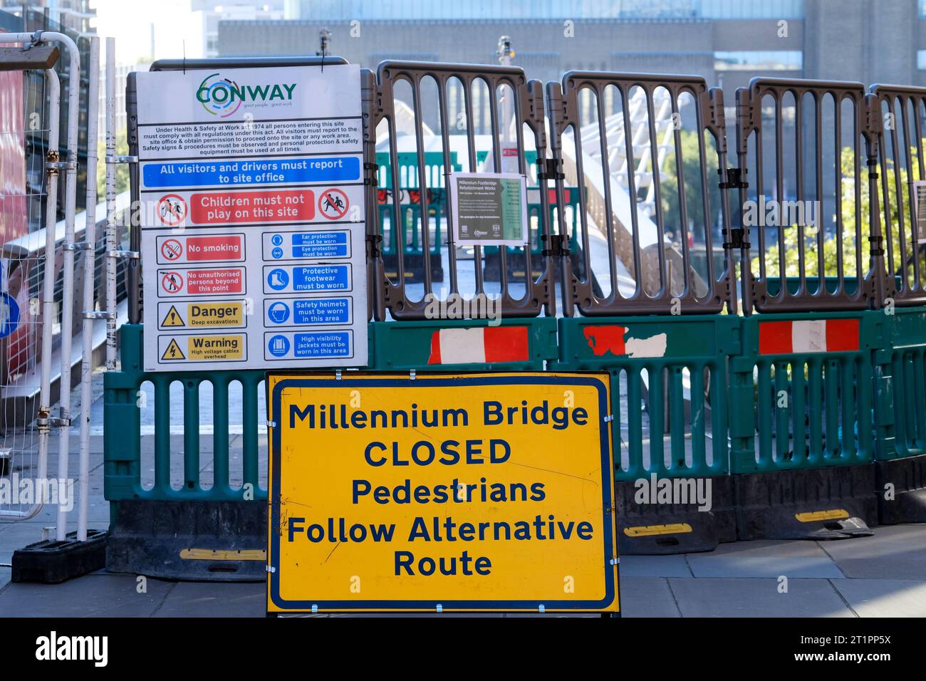 Milennium Bridge, London, Großbritannien. Oktober 2023. Die Millennium Bridge ist für drei Wochen wegen dringender Instandhaltungsarbeiten an der Unterseite der Brücke geschlossen. Quelle: Matthew Chattle/Alamy Live News Stockfoto