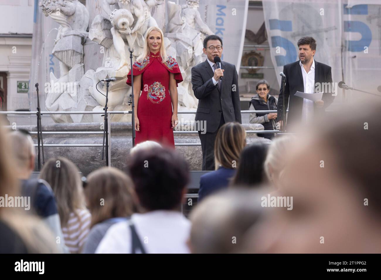 Ljubljana, Slowenien. Oktober 2023. Der chinesische Botschafter in Slowenien Wang Shunqing (C) hält eine Rede bei der Eröffnungszeremonie des 30. Diplomatischen SILA-Basars, der am 14. Oktober 2023 in Ljubljana (Slowenien) stattfand. Als die Parade des chinesischen Cheongsam-Teams und des Löwen-Tanzteams auf den Rathausplatz von Ljubljana eintrat, begann hier am Samstag offiziell der 30. Diplomatische SILA-Basar. ZU DIESEM ZWECK wird Slowenien den internationalen Wohltätigkeitsbazar mit China als Gastland veranstalten. Credit: Zeljko Stevanic/Xinhua/Alamy Live News Stockfoto