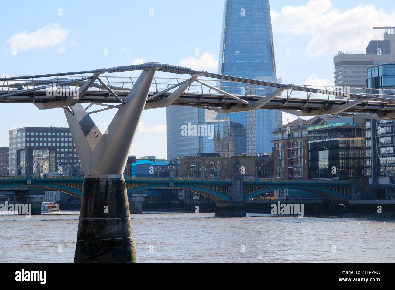 Milennium Bridge, London, Großbritannien. Oktober 2023. Die Millennium Bridge ist für drei Wochen wegen dringender Instandhaltungsarbeiten an der Unterseite der Brücke geschlossen. Quelle: Matthew Chattle/Alamy Live News Stockfoto