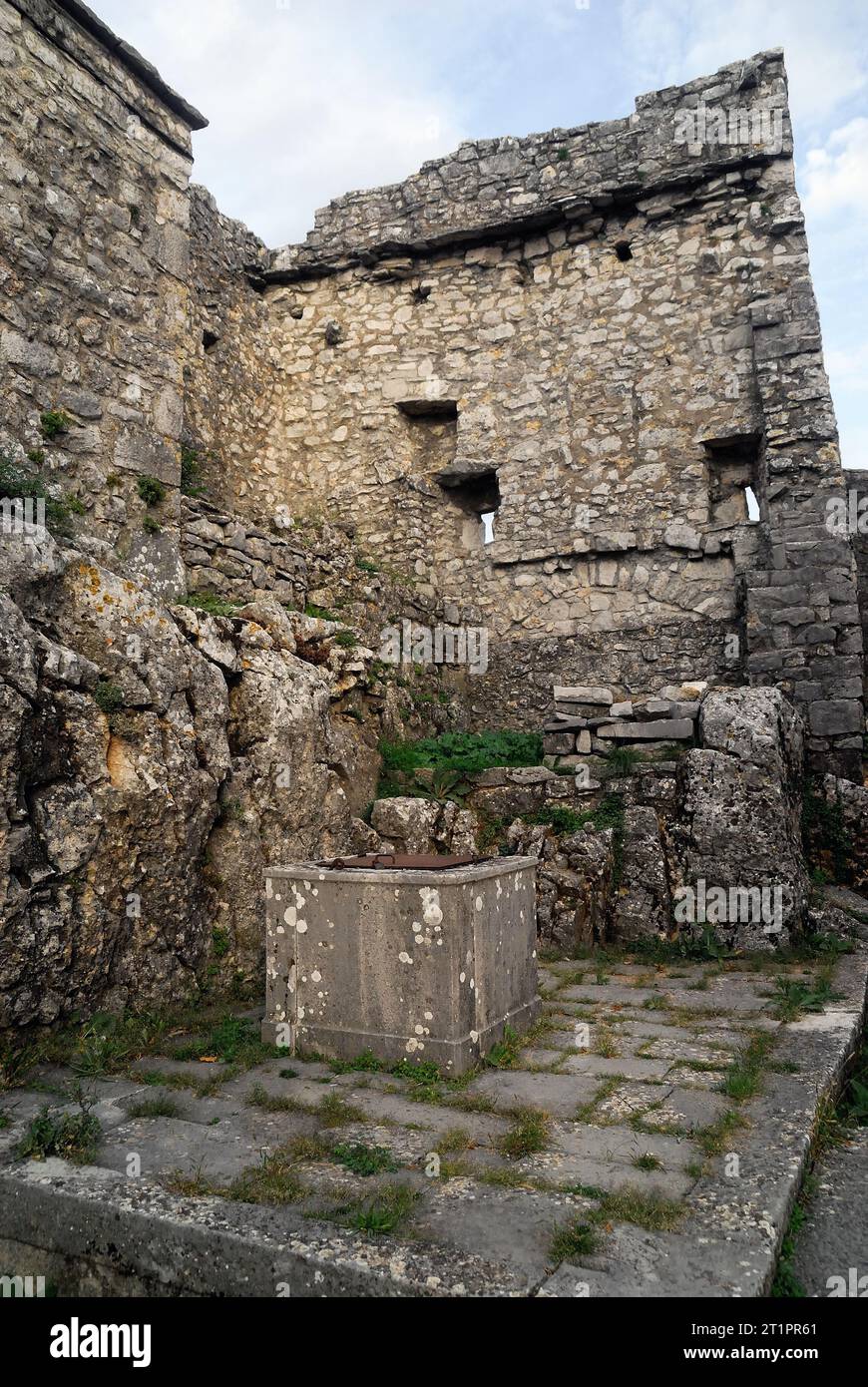 Die Festung Monrupino (Triest) steht auf einem Hügel, der sowohl von Italien als auch von Slowenien aus sichtbar ist. Ursprünglich ein Hügel aus der Bronzezeit, dann Schauplatz von Zusammenstößen zwischen Römern und Histriern, war es schon zur Zeit der Barbareneinbrüche ein wichtiges Zufluchtsort für die Menschen in der Gegend. Eine erste kleine Kirche wurde um das Jahr 1000 errichtet. Nachdem sie in Ruinen gefallen war, wurde an ihrer Stelle eine zweite Kirche errichtet, die Anfang des 16. Jahrhunderts erbaut wurde. Das Gemeindehaus, komplett aus Stein, einschließlich des Dachs, ist auf einem Felssporn errichtet. Es ist eines der ältesten Häuser im Karst, Stockfoto