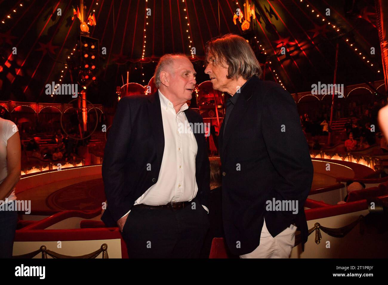 Uli Hoeneß und Hans-Wilhelm Müller-Wohlfahrt/Premiere/Circus Roncalli - all for all for all/Werksviertel/München/14. Oktober 2023 *** Uli Hoeneß und Hans Wilhelm Müller Wohlfahrt Premiere Circus Roncalli alle für alle Werksviertel München 14 Oktober 2023 Credit: Imago/Alamy Live News Stockfoto