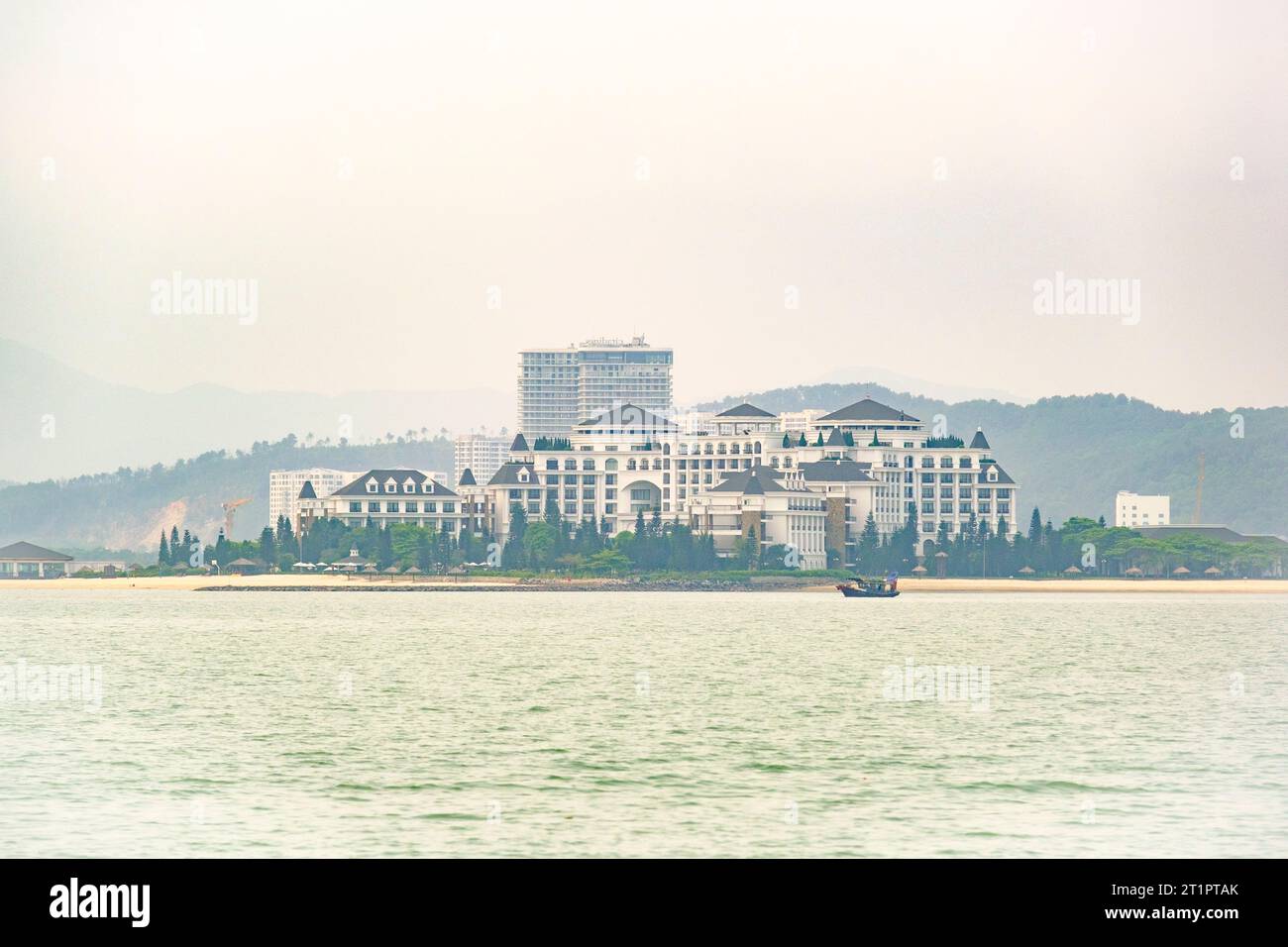 Ha Long Bay, Vietnam. Vinpearl Resort & Spa, in der Nähe von Cat Ba Island. Stockfoto