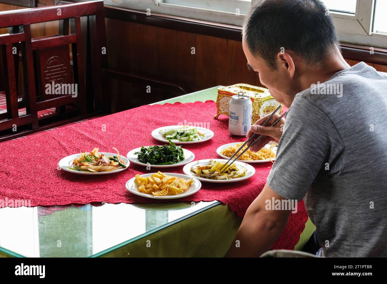 Ha Long Bay, Vietnam. Abendessen Zum Mittagessen: Pommes Frites, Gemüse, Pasta, Gurken, Salat, mit Stäbchen. Stockfoto