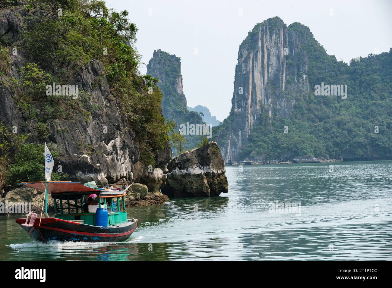 Ha Long Bay, Vietnam. Kalksteinkarste in der Bucht. Stockfoto