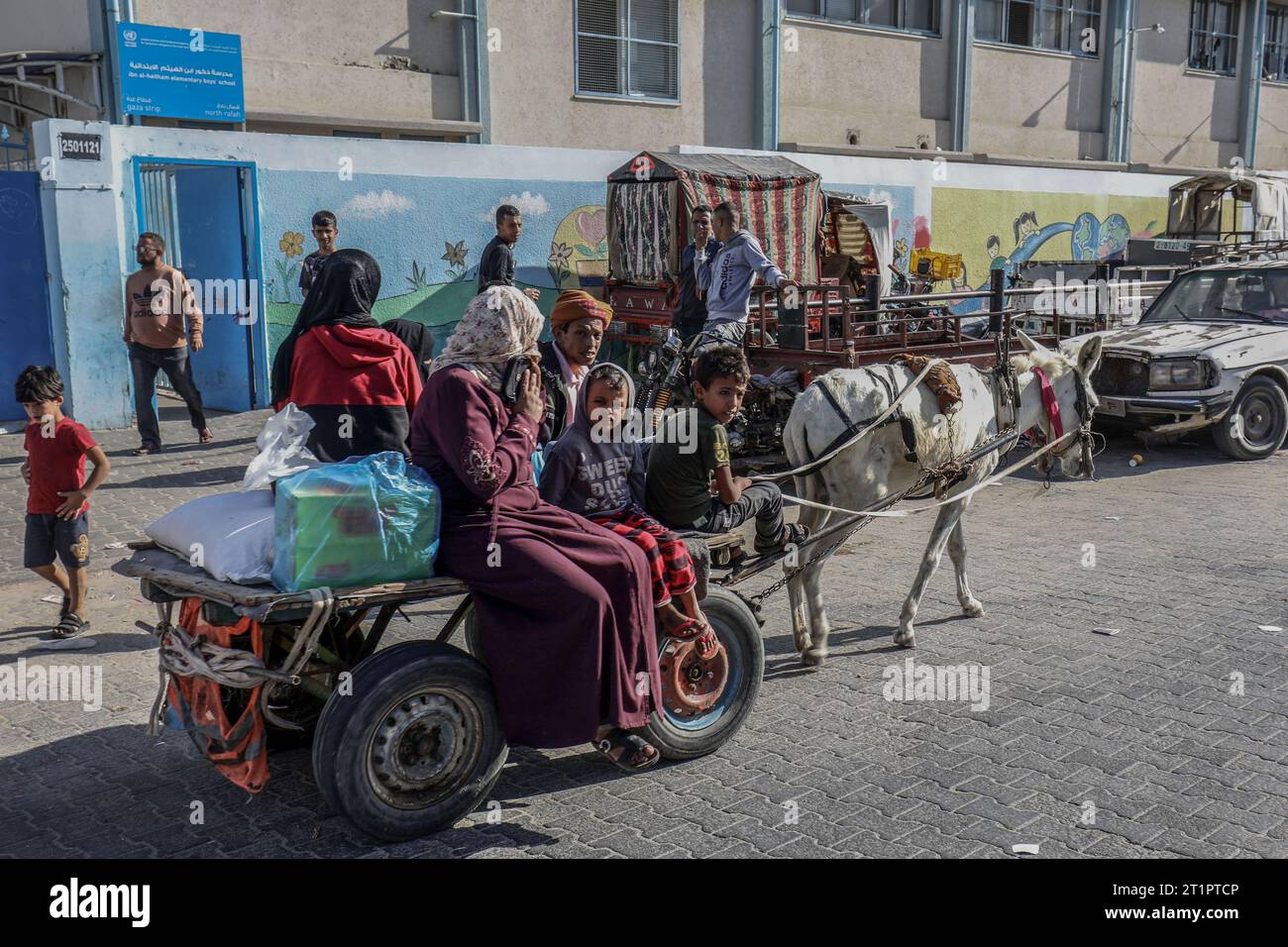 Rafah, Palästinensische Gebiete. Oktober 2023. Die Palästinenser suchen nach Unterkünften an einem sicheren Ort, während die Kämpfe zwischen israelischen Truppen und islamistischen Hamas-Militanten fortgesetzt werden. Abed Rahim Khatib/dpa/Alamy Live News Stockfoto