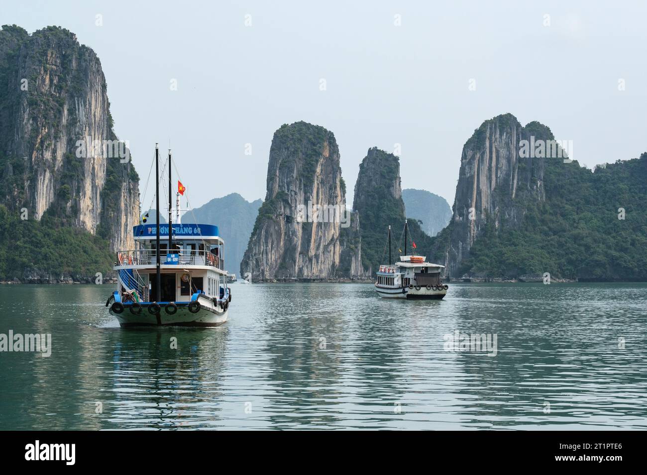 Ha Long Bay, Vietnam. Touristenboote zwischen Kalksteinkarsten in der Bucht. Stockfoto