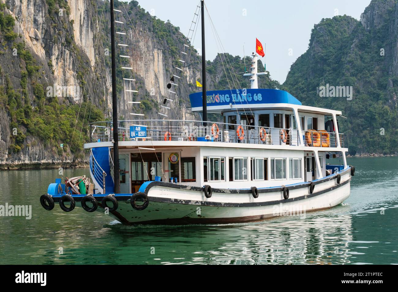 Ha Long Bay, Vietnam. Touristenboot. Stockfoto