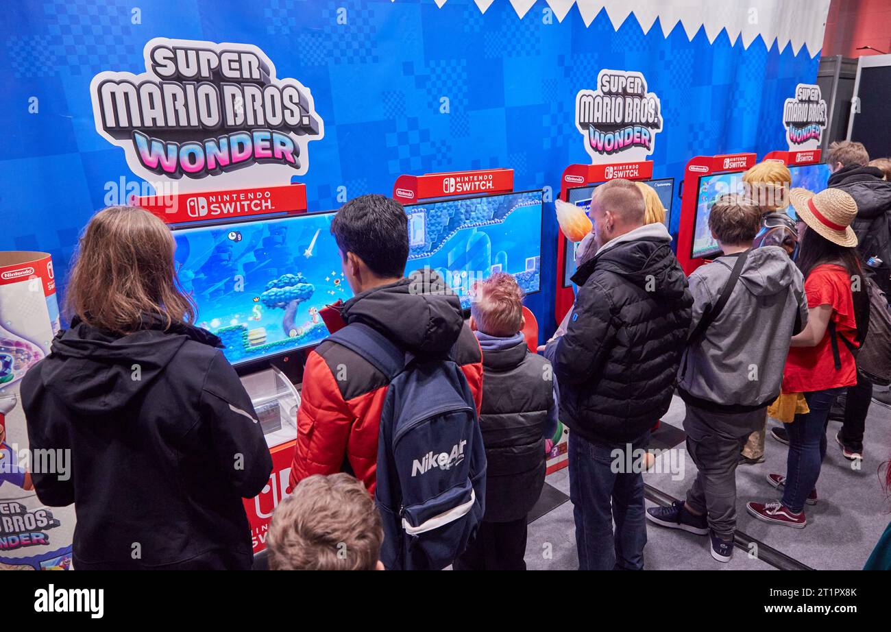 Hamburg, Deutschland. Oktober 2023. Besucher spielen an einem Nintendo-Stand auf der Polaris Convention Gaming-Messe. Rund 200 Aussteller aus und für die Gaming-Welt sind auf der Messe vertreten. Quelle: Georg Wendt/dpa/Alamy Live News Stockfoto